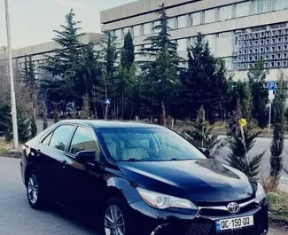 Benzin 2,5L Motor von Toyota Camry 2015 zur Miete in Tiflis.