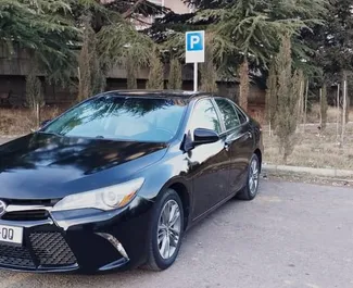 Frontansicht eines Mietwagens Toyota Camry in Tiflis, Georgien ✓ Auto Nr.1308. ✓ Automatisch TM ✓ 4 Bewertungen.