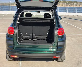 Fiat 500l 2021 zur Miete verfügbar auf Kreta, mit Kilometerbegrenzung unbegrenzte.