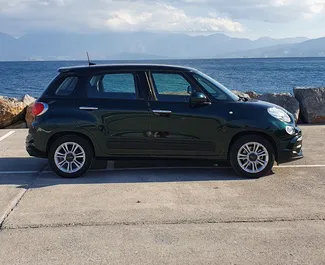 Innenraum von Fiat 500l zur Miete in Griechenland. Ein großartiges 5-Sitzer Fahrzeug mit Schaltgetriebe Getriebe.