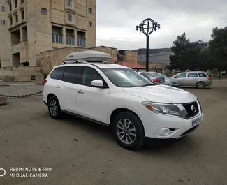 Frontansicht eines Mietwagens Nissan Pathfinder in Tiflis, Georgien ✓ Auto Nr.2029. ✓ Automatisch TM ✓ 0 Bewertungen.