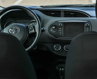 Innenraum von Toyota Yaris zur Miete in Montenegro. Ein großartiges 5-Sitzer Fahrzeug mit Automatisch Getriebe.