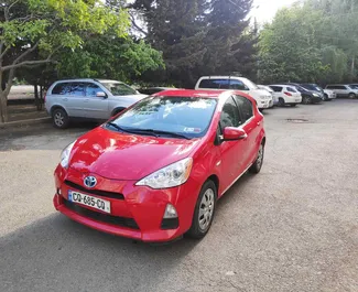 Frontansicht eines Mietwagens Toyota Prius C in Tiflis, Georgien ✓ Auto Nr.2015. ✓ Automatisch TM ✓ 1 Bewertungen.