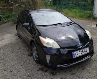 Frontansicht eines Mietwagens Toyota Prius in Tiflis, Georgien ✓ Auto Nr.2018. ✓ Automatisch TM ✓ 2 Bewertungen.