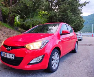 Frontansicht eines Mietwagens Hyundai i20 in Budva, Montenegro ✓ Auto Nr.2033. ✓ Automatisch TM ✓ 5 Bewertungen.