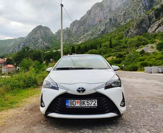 Frontansicht eines Mietwagens Toyota Yaris in Budva, Montenegro ✓ Auto Nr.2034. ✓ Automatisch TM ✓ 4 Bewertungen.