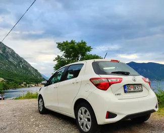 Mietwagen Toyota Yaris 2020 in Montenegro, mit Benzin-Kraftstoff und 82 PS ➤ Ab 25 EUR pro Tag.