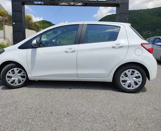 Mietwagen Toyota Yaris 2020 in Montenegro, mit Benzin-Kraftstoff und 82 PS ➤ Ab 27 EUR pro Tag.