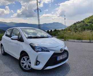 Frontansicht eines Mietwagens Toyota Yaris in Budva, Montenegro ✓ Auto Nr.2036. ✓ Automatisch TM ✓ 1 Bewertungen.