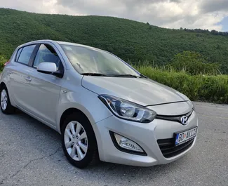 Frontansicht eines Mietwagens Hyundai i20 in Budva, Montenegro ✓ Auto Nr.2035. ✓ Automatisch TM ✓ 2 Bewertungen.