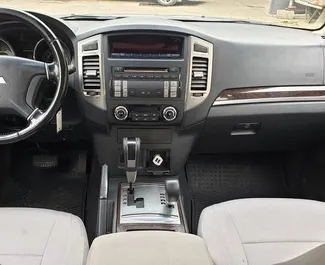 Benzin 3,5L Motor von Mitsubishi Pajero 2016 zur Miete in Tiflis.