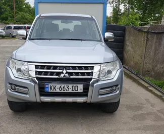 Frontansicht eines Mietwagens Mitsubishi Pajero in Tiflis, Georgien ✓ Auto Nr.2002. ✓ Automatisch TM ✓ 0 Bewertungen.