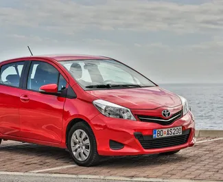 Frontansicht eines Mietwagens Toyota Yaris in Budva, Montenegro ✓ Auto Nr.1140. ✓ Automatisch TM ✓ 15 Bewertungen.