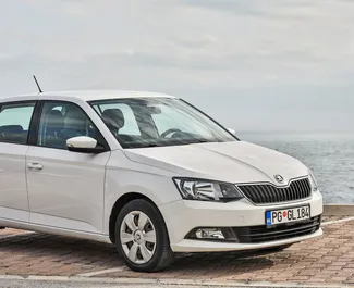 Frontansicht eines Mietwagens Skoda Fabia in Budva, Montenegro ✓ Auto Nr.2006. ✓ Automatisch TM ✓ 16 Bewertungen.