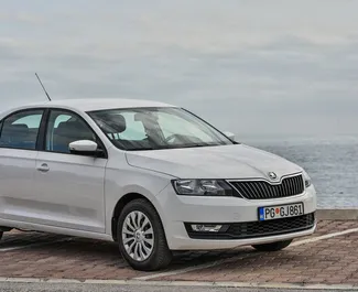 Frontansicht eines Mietwagens Skoda Rapid in Budva, Montenegro ✓ Auto Nr.1267. ✓ Automatisch TM ✓ 5 Bewertungen.