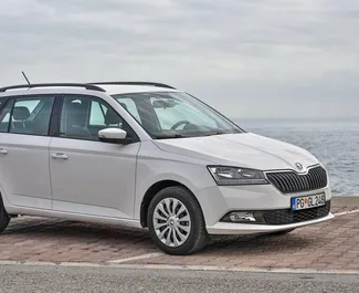 Frontansicht eines Mietwagens Skoda Fabia Combi in Budva, Montenegro ✓ Auto Nr.2010. ✓ Automatisch TM ✓ 11 Bewertungen.