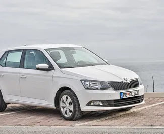 Frontansicht eines Mietwagens Skoda Fabia in Budva, Montenegro ✓ Auto Nr.2007. ✓ Automatisch TM ✓ 32 Bewertungen.