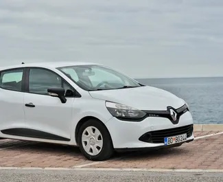 Frontansicht eines Mietwagens Renault Clio 4 in Budva, Montenegro ✓ Auto Nr.1073. ✓ Schaltgetriebe TM ✓ 7 Bewertungen.