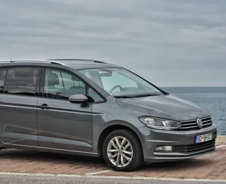 Frontansicht eines Mietwagens Volkswagen Touran in Budva, Montenegro ✓ Auto Nr.2004. ✓ Automatisch TM ✓ 13 Bewertungen.