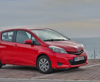 Frontansicht eines Mietwagens Toyota Yaris in Budva, Montenegro ✓ Auto Nr.1037. ✓ Automatisch TM ✓ 19 Bewertungen.