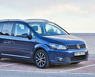 Frontansicht eines Mietwagens Volkswagen Touran in Budva, Montenegro ✓ Auto Nr.1035. ✓ Automatisch TM ✓ 7 Bewertungen.