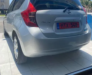 Frontansicht eines Mietwagens Nissan Note in Limassol, Zypern ✓ Auto Nr.2084. ✓ Automatisch TM ✓ 4 Bewertungen.