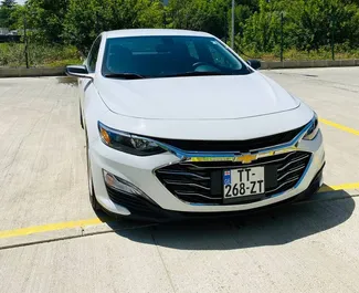 Frontansicht eines Mietwagens Chevrolet Malibu in Tiflis, Georgien ✓ Auto Nr.2054. ✓ Automatisch TM ✓ 0 Bewertungen.