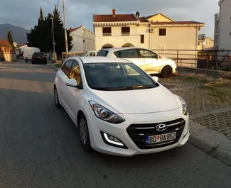 Frontansicht eines Mietwagens Hyundai i30 in Budva, Montenegro ✓ Auto Nr.1056. ✓ Automatisch TM ✓ 3 Bewertungen.