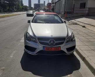 Frontansicht eines Mietwagens Mercedes-Benz E-Class Cabrio in Limassol, Zypern ✓ Auto Nr.2051. ✓ Automatisch TM ✓ 0 Bewertungen.