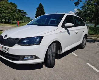 Frontansicht eines Mietwagens Skoda Fabia Combi in Bar, Montenegro ✓ Auto Nr.2044. ✓ Automatisch TM ✓ 36 Bewertungen.