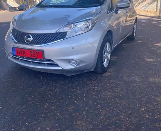 Frontansicht eines Mietwagens Nissan Note in Limassol, Zypern ✓ Auto Nr.2074. ✓ Automatisch TM ✓ 7 Bewertungen.