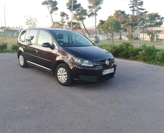 Frontansicht eines Mietwagens Volkswagen Touran in Bar, Montenegro ✓ Auto Nr.2045. ✓ Automatisch TM ✓ 16 Bewertungen.