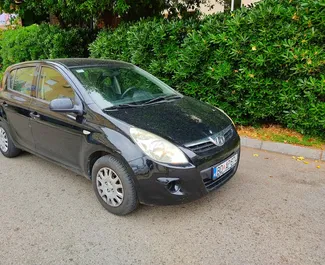 Frontansicht eines Mietwagens Hyundai i20 in Budva, Montenegro ✓ Auto Nr.2040. ✓ Automatisch TM ✓ 1 Bewertungen.