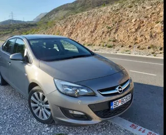 Frontansicht eines Mietwagens Opel Astra Sedan in Budva, Montenegro ✓ Auto Nr.2026. ✓ Automatisch TM ✓ 2 Bewertungen.