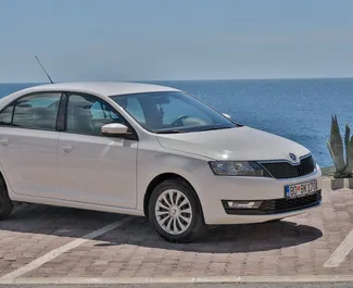 Frontansicht eines Mietwagens Skoda Rapid in Budva, Montenegro ✓ Auto Nr.2043. ✓ Automatisch TM ✓ 2 Bewertungen.