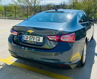 Innenraum von Chevrolet Malibu zur Miete in Georgien. Ein großartiges 5-Sitzer Fahrzeug mit Automatisch Getriebe.