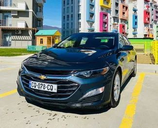 Frontansicht eines Mietwagens Chevrolet Malibu in Tiflis, Georgien ✓ Auto Nr.2053. ✓ Automatisch TM ✓ 0 Bewertungen.