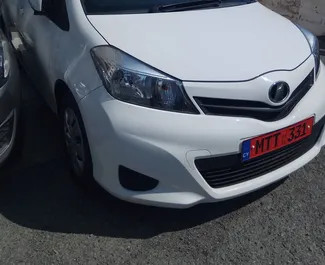 Frontansicht eines Mietwagens Toyota Vitz in Limassol, Zypern ✓ Auto Nr.2077. ✓ Automatisch TM ✓ 4 Bewertungen.