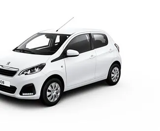 Frontansicht eines Mietwagens Peugeot 108 auf Mykonos, Griechenland ✓ Auto Nr.2279. ✓ Schaltgetriebe TM ✓ 0 Bewertungen.