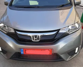 Frontansicht eines Mietwagens Honda Jazz in Paphos, Zypern ✓ Auto Nr.2282. ✓ Schaltgetriebe TM ✓ 2 Bewertungen.