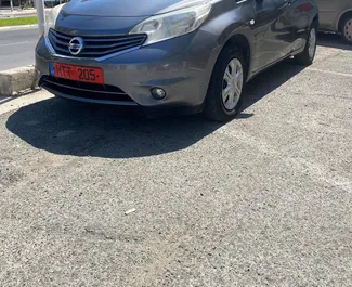 Frontansicht eines Mietwagens Nissan Note in Limassol, Zypern ✓ Auto Nr.2264. ✓ Automatisch TM ✓ 1 Bewertungen.