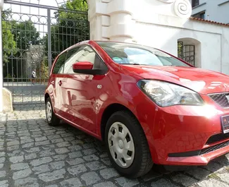 Frontansicht eines Mietwagens Seat Mii in Prag, Tschechische Republik ✓ Auto Nr.2284. ✓ Schaltgetriebe TM ✓ 3 Bewertungen.