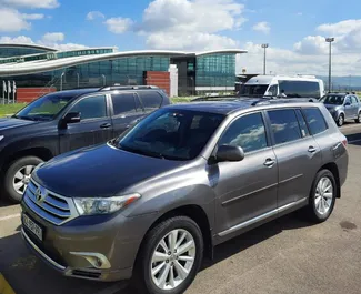 Frontansicht eines Mietwagens Toyota Highlander in Tiflis, Georgien ✓ Auto Nr.2236. ✓ Automatisch TM ✓ 1 Bewertungen.