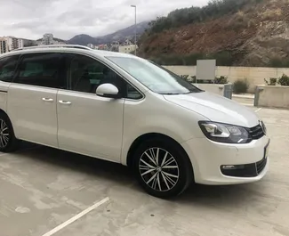 Frontansicht eines Mietwagens Volkswagen Sharan in Becici, Montenegro ✓ Auto Nr.2266. ✓ Automatisch TM ✓ 0 Bewertungen.