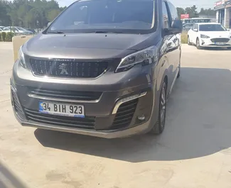 Frontansicht eines Mietwagens Peugeot Expert Traveller am Flughafen Antalya, Türkei ✓ Auto Nr.2221. ✓ Automatisch TM ✓ 0 Bewertungen.