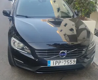Frontansicht eines Mietwagens Volvo S60 auf Kreta, Griechenland ✓ Auto Nr.2350. ✓ Schaltgetriebe TM ✓ 0 Bewertungen.