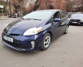 Frontansicht eines Mietwagens Toyota Prius in Tiflis, Georgien ✓ Auto Nr.2331. ✓ Automatisch TM ✓ 2 Bewertungen.