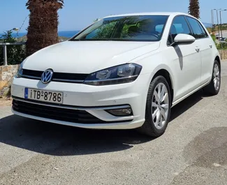 Frontansicht eines Mietwagens Volkswagen Golf 7 auf Kreta, Griechenland ✓ Auto Nr.2295. ✓ Automatisch TM ✓ 0 Bewertungen.