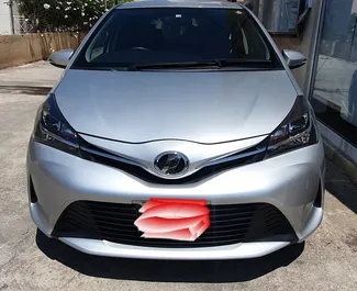 Frontansicht eines Mietwagens Toyota Vitz in Paphos, Zypern ✓ Auto Nr.2363. ✓ Automatisch TM ✓ 0 Bewertungen.