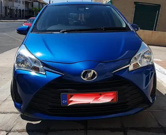 Frontansicht eines Mietwagens Toyota Vitz in Paphos, Zypern ✓ Auto Nr.2362. ✓ Automatisch TM ✓ 2 Bewertungen.